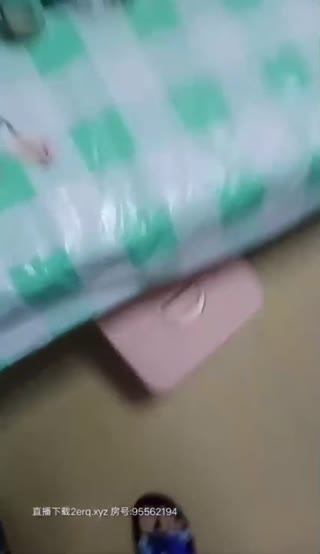 【淘精岁月】勾搭上楼上女邻居带回出租屋啪啪少妇半推半就_被干爽了