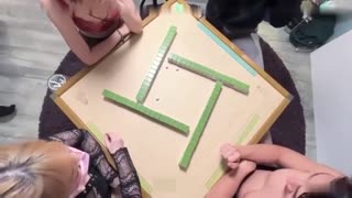 绿奴换妻边打麻将边打赌输一把就换一次女友操