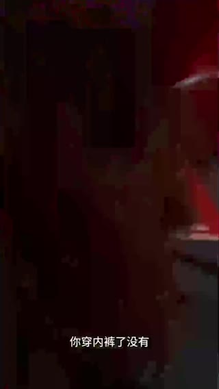 趁着姐姐休假约上她一起去酒吧，酒劲上头后在厕所里强迫姐姐喝尿，不料中途有人敲门吓得我鸡巴都软了， 后