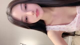 极品尤物网红女神，颜值身材多在线，顶级美腿吊带白丝，扭腰摆臀，无毛肥唇美穴，掰开超紧致