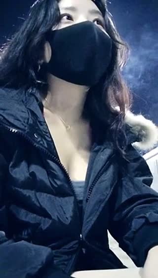 风骚小姐姐出门勾搭小树林野战，无套啪啪粉穴紧张刺激怕被发现