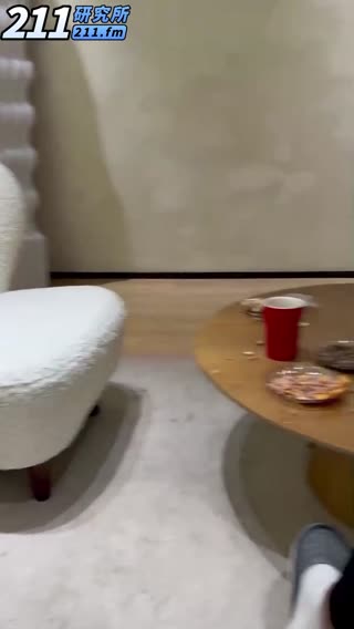 趁着姐夫不在家调教我的巨乳亲姐,姐姐刚吃了两下鸡巴嫩逼就开始拉丝,水都滴到脚上了,才几天没搞姐姐就湿